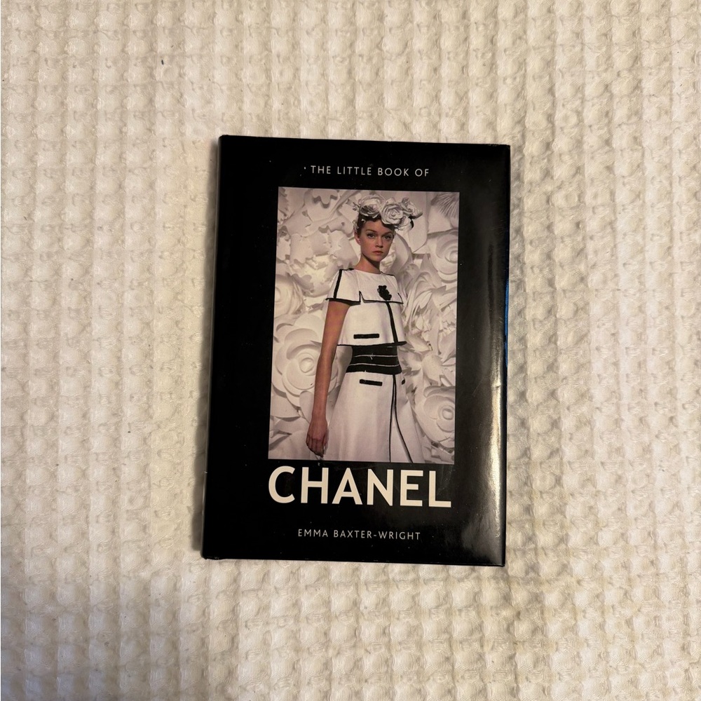 CHANEL Black and White Fashion Book